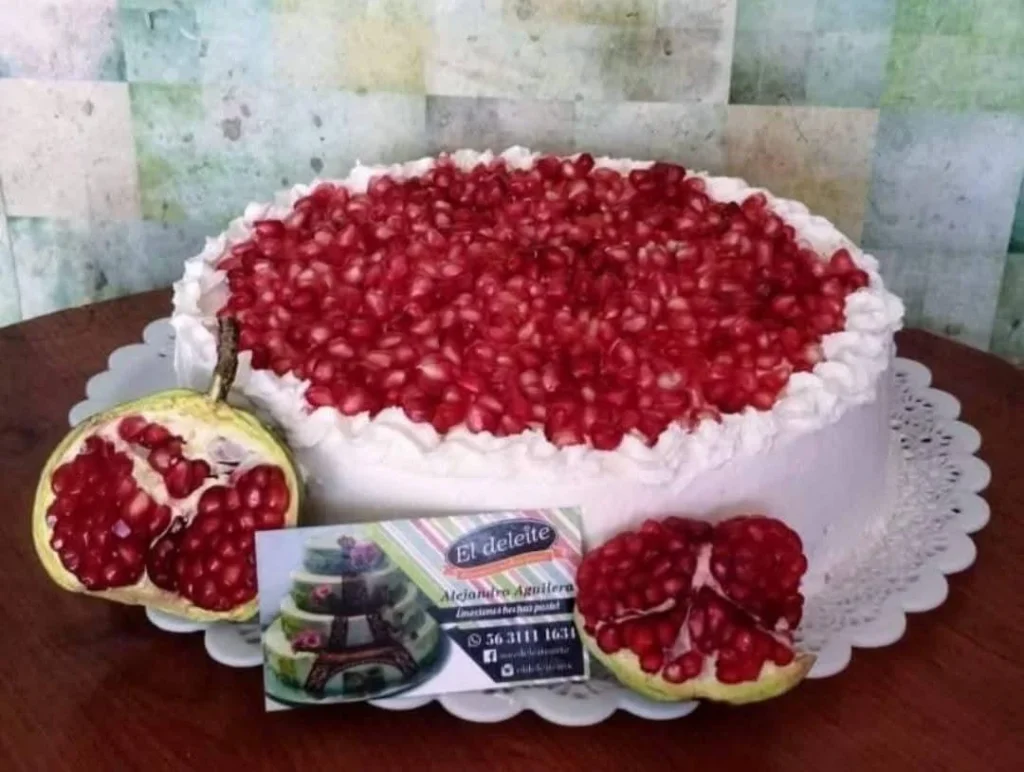 Pastel de nogada con granada