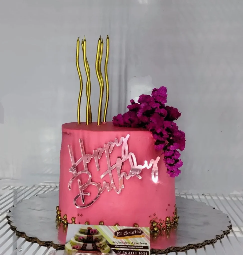 Pastel alto decorado con velas