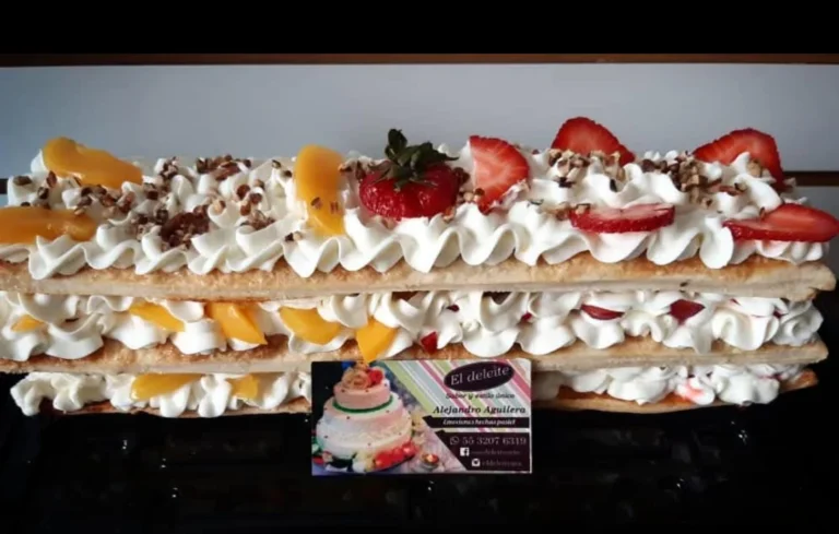 Milhojas con frutas y crema batida