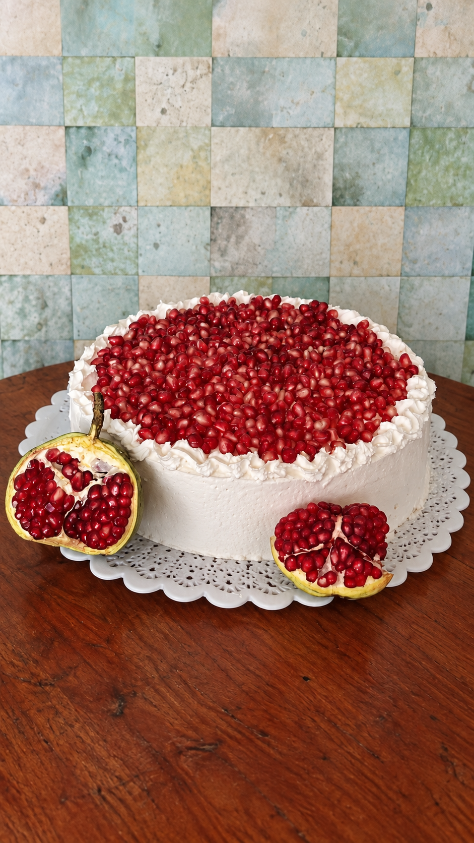 Pastel de nogada de El Deleite con granada sobre mesa de madera y azulejos de la pastelería